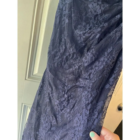 La Femme NEW Off-the-Shoulder Ruched Lace Gown in Navy Size 8 Women’s - Picture 6 of 10